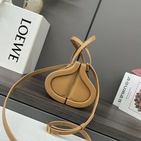 Новая сумка LOEWE Cylinder Эта модель 