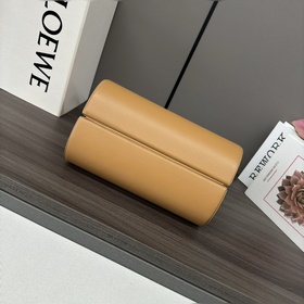 Новая сумка LOEWE Cylinder Эта модель 