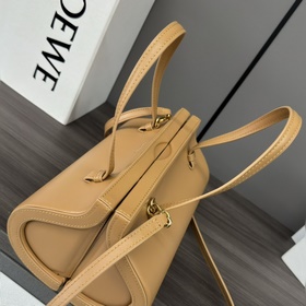 Новая сумка LOEWE Cylinder Эта модель 