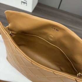LOEWE Новая модель среднего размера из