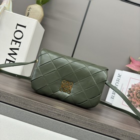LOEWE Складчатая блестящая сумка Goya