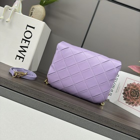 LOEWE Складчатая блестящая сумка Goya 
