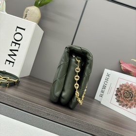 LOEWE Складчатая блестящая сумка Goya 