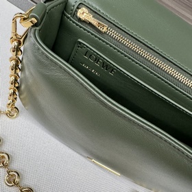 LOEWE Складчатая блестящая сумка Goya 