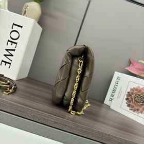 LOEWE Складчатая блестящая сумка Goya 