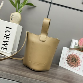 Мини-сумка LOEWE Pebble Bucket из мягк