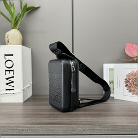 LOEWE Smooth Calfskin Molded Sling — э