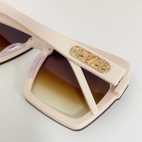 LOUIS VUITTON МОДЕЛЬ： Z1618U РАЗМЕР： 5