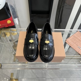 MiuMiu Осень/Зима 2023 Бестселлер Лофе