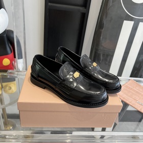 MiuMiu Осень/Зима 2023 Бестселлер Лофе
