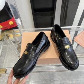MiuMiu Осень/Зима 2023 Бестселлер Лофе