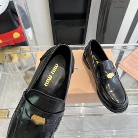 MiuMiu Осень/Зима 2023 Бестселлер Лофе