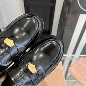 MiuMiu Осень/Зима 2023 Бестселлер Лофе