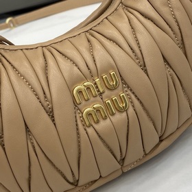 Новая сумка Mini MiuWander от MiuMiu и