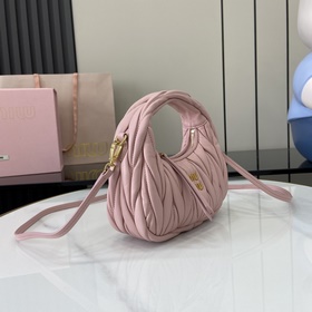 Новая сумка Mini MiuWander от MiuMiu и