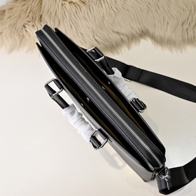 Mont Blanc — новейшая мужская сумка дл