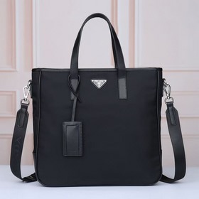 PRADA — новейшая вертикальная сумка дл