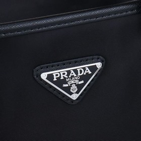 PRADA — новейшая вертикальная сумка дл