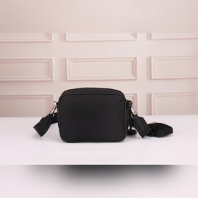 PRADA — новейшая сумка для фотоаппарат