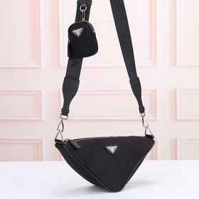 PRADA — новейшая треугольная сумка Pra