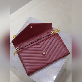 Красная кожа ягненка с золотой пряжкой
