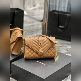 Конверт с золотой пряжкой цвета караме