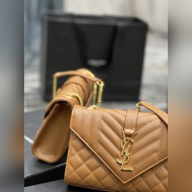 Конверт с золотой пряжкой цвета караме