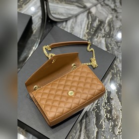 Конверт с золотой пряжкой цвета караме
