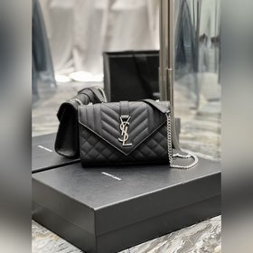 Конверт черного цвета серебряными закл