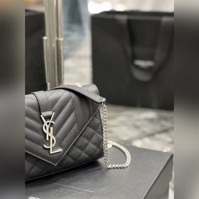 Конверт черного цвета серебряными закл