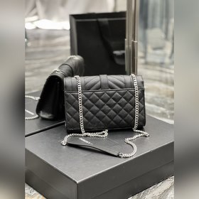 Конверт черного цвета серебряными закл