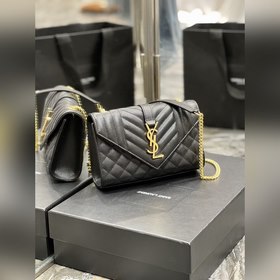 Конверт черного цвета с золотой пряжко