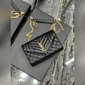 Конверт черного цвета с золотой пряжко