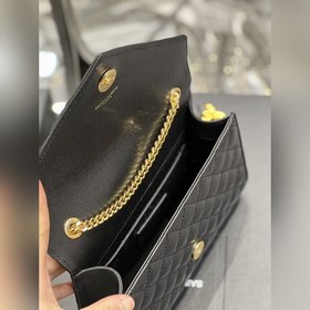 Конверт черного цвета с золотой пряжко