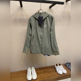 Эта легкая ткань Softshell обладает во