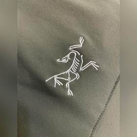 Эта легкая ткань Softshell обладает во