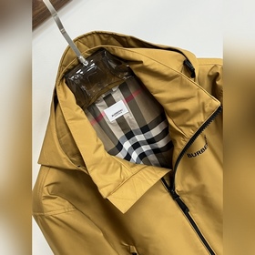 Презентация коллекции Burberry Pre-Fal