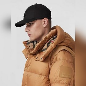 Официальный сайт Burberry обновил изоб