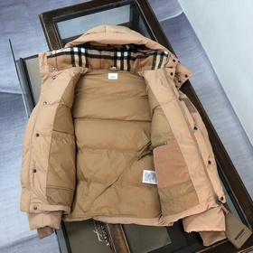 Новая коллекция Burberry уже доступна 