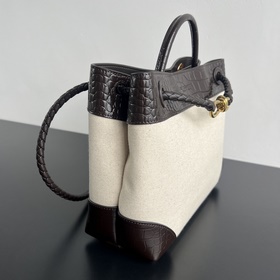 #BVNewArrivals Холст с крокодиловым уз