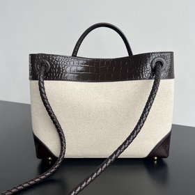 #BVNewArrivals Холст с крокодиловым уз
