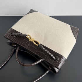 #BVNewArrivals Холст с крокодиловым уз