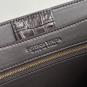 #BVNewArrivals Холст с крокодиловым уз