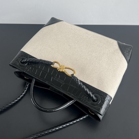 #BVNewArrivals Холст с крокодиловым уз