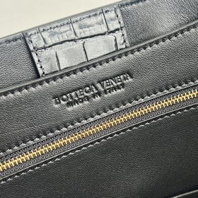 #BVNewArrivals Холст с крокодиловым уз