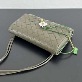 Новинка BV Andiamo Small Crinkled Dais