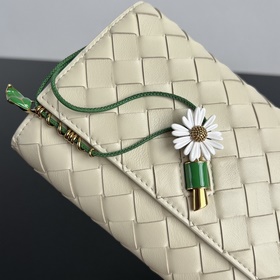 Новинка BV Andiamo Small Crinkled Dais
