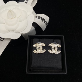 2 цвета Chanel  Серьги-гвоздики Sta