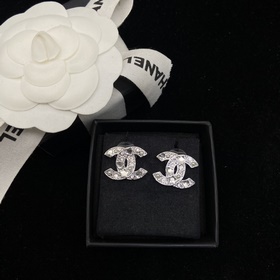2 цвета Chanel  Серьги-гвоздики Sta
