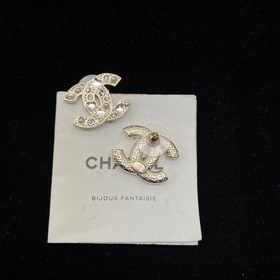 2 цвета Chanel  Серьги-гвоздики Sta